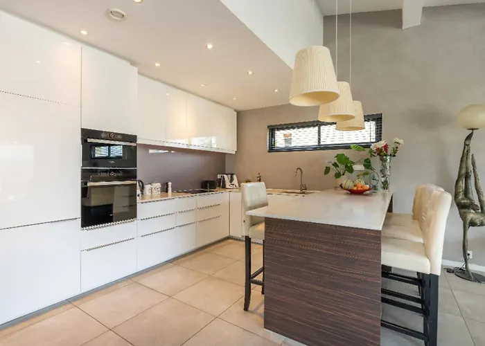 House 5p With Garden In The Heart Of Saint-raphael Vakantiehuis *