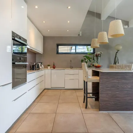 House 5p With Garden In The Heart Of Saint-raphael *