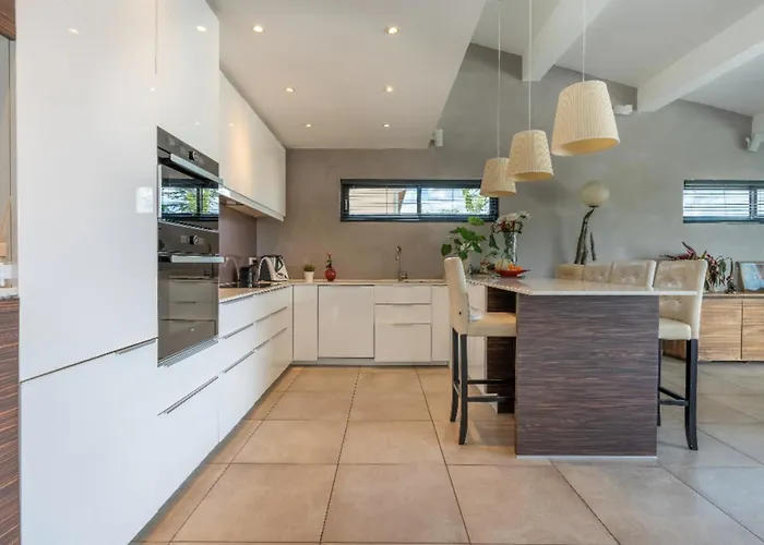 House 5p With Garden In The Heart Of Saint-raphael *